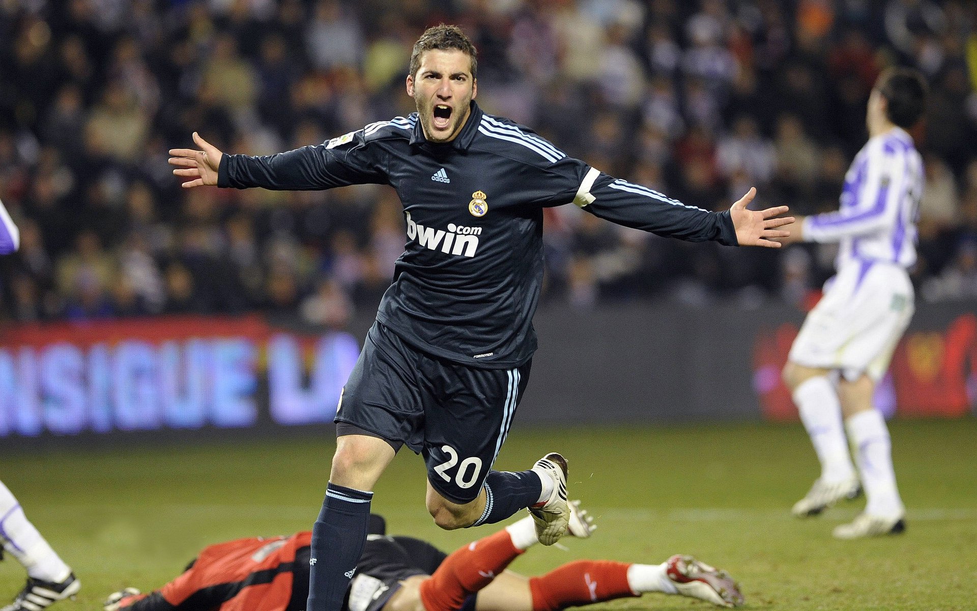 “武汉马拉松：选手们在赛道上创造历史”