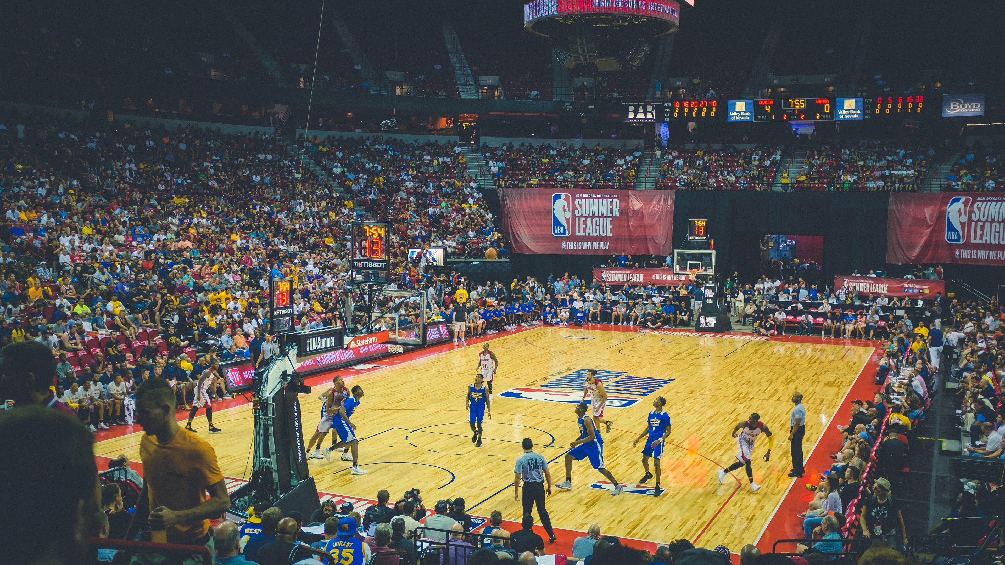 “城市水塔外墙攀爬赛” 试验性活动吸引极限玩家